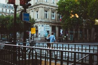Choisir son quartier pour une sortie nocturne à Paris Rue animée d'un quartier parisien à la tombée de la nuit