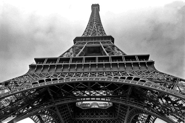 Crazy Boat croisière Tour Eiffel : fille gratuit et deux ambiances Crazy Boat croisière Tour Eiffel : fille gratuit et deux ambiances