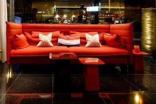 Carré de banquettes et table réservée dans un club parisien